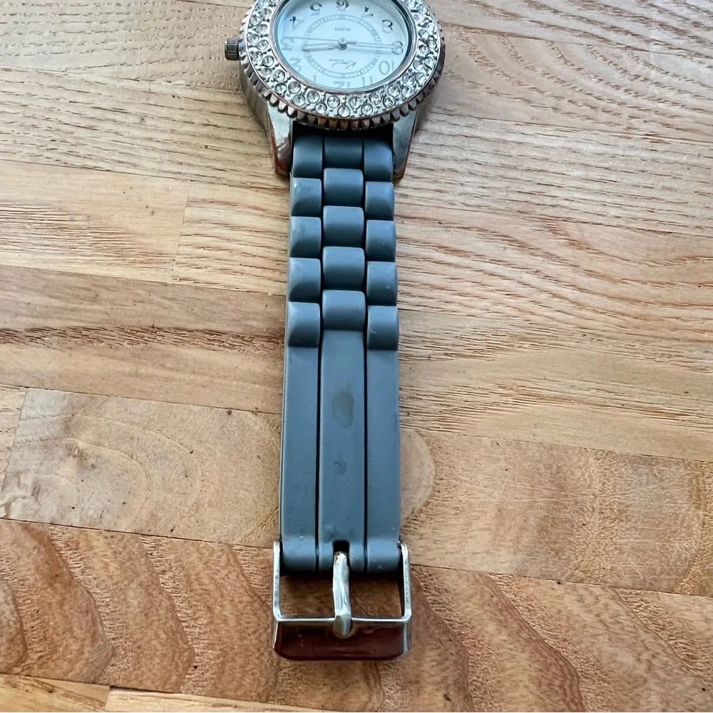 Kim Rogers ladies  silver tone gray fashion watch NEW BATTERY